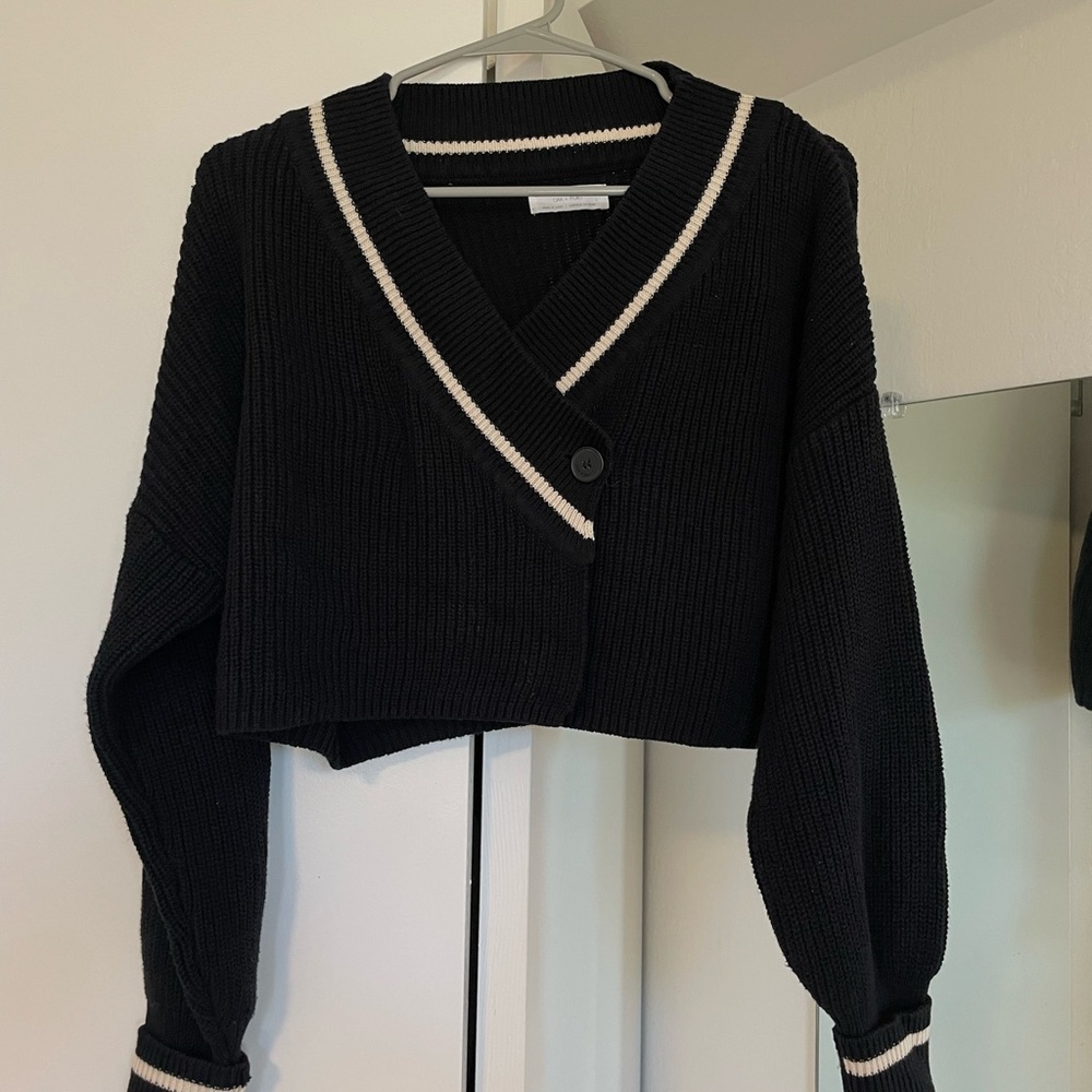 OAK + FORT Black Cropped V-Neck Cardigan with Cream Trim
